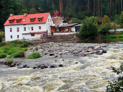 Die Kvĕchův mln  (Mhle) ist seit 1995 ein Wasserkraftwerk