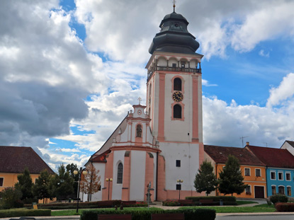 Die Dekanatskirche St. Matthiasauf dem Hauptplatz  in Bechin