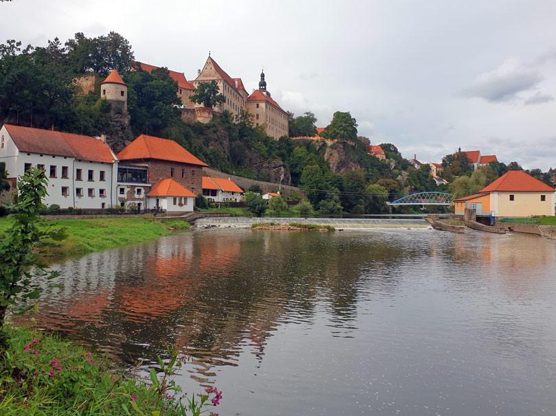 Blick vom Fluss Lainsitz auf den Ort Bechin in Sdbhmen