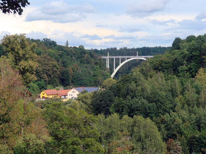 Blick auf die Regenbogenbrcke vom Park in Bechin