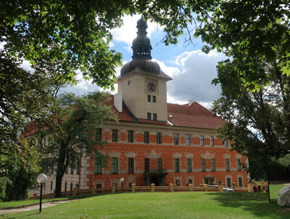 Blick vom Schlosspark auf das Schloss in Bechin