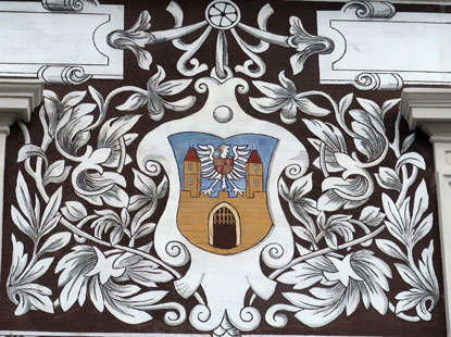 Die Sgraffito-Dekoration an dem Haus Nr. 11 auf dem Hauptplatz in Bechyne stammt aus dem Jahgr 1902