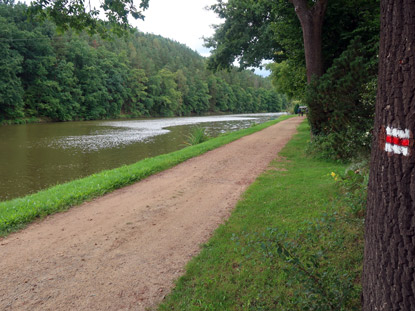 Wanderweg rot markiert entlang der Lainsitz