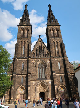 Markante Zwillingstrme der Basilika St. Peter und Paul