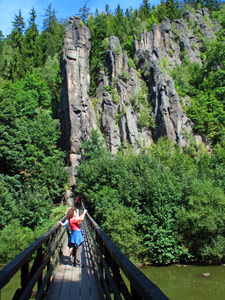 Brcke ber die Eger. Im Hintergrund Teil des Heling-Felsens