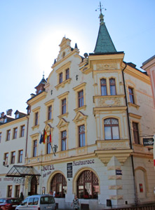 Hotel Bily Kun (Weies Ross) in Loket (Elbogen). Auf der Terrasse dieses Hotels machte Goethe einen Heirtatsantrag.