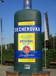 Becherovka-Werbesule am Eingang zum Museum