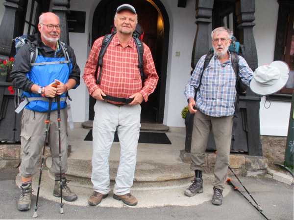Gruppenbild, Harald, Felix und Klaus sagen dem Wanderfhrer Danke fr die schne Tour durch Bhmen