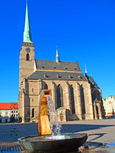 St. Bartholomus-Kathedrale auf dem Platz der Republik in Pilsen