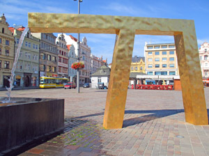 Ein goldenes Kamel als Wasserspeier auf dem Platz der Republik in Pilsen