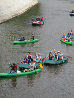 Auf der Vltava (Moldau) in Vy Brod (Hohenfurth) waren  zahlreiche Paddler unterwegs