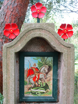 Wappen des Adelsgeschlechts der Rosenberger auf einem Bildstock