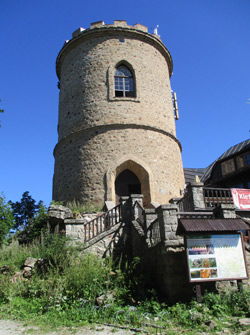 Der ltester steinerne Aussichtsturm von Bhmen steht auf dem Klet (Schninger)