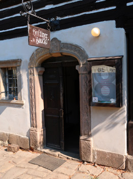 Eingang zum Gasthaus Boučkův statek. Das Bauernhaus stammt aus dem Jahre 1813