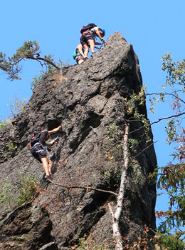 Felsen-kletterinnen: Im Isertal auf dem Weg zum Gipfel des via ferrata Vodni brna