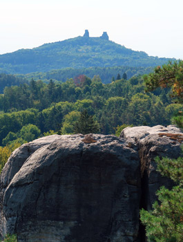 Blick von der Marinsk vyldka (Marienaussicht) auf die Burg Trosky