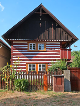 Im Stil der Volksarchitektur erbautes Holzhaus im Ort Vesec u Sobotky 