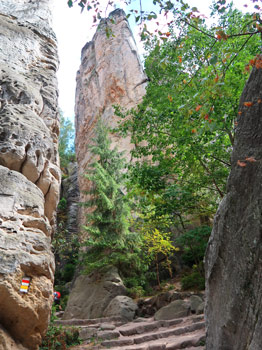 Der Wanderweg fhrt mitten durch die  Prachovsk skly (Prachauer Felsen)