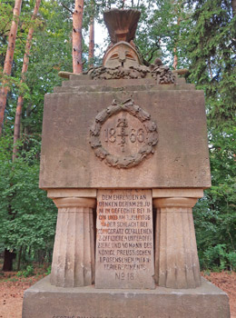 Kriegsdenkmal am Eingang zu den Prachovsk skly (Prachauer Felsen)