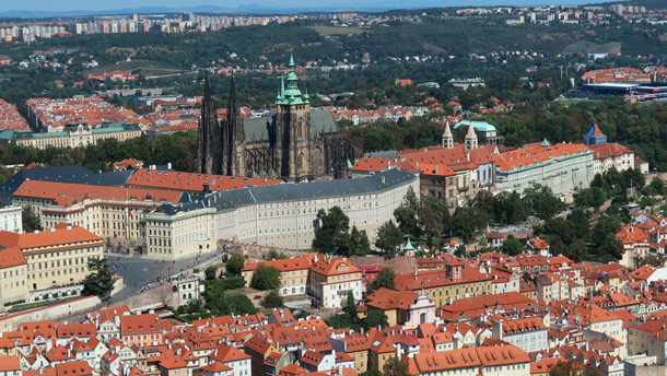 Blick vom Aussichtsturm (Mini-Eifelturm) auf dem Laurenziberg auf den Hradschin.