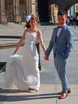 Braut und Brutigam bereit zum Hochzeitsbild im Burghof 3 vor dem Veitsdom  in Prag