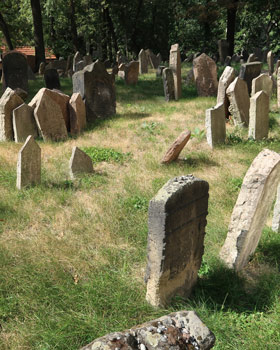 Grabsttten auf engstem Raum: der Alte Jdische Friedhof