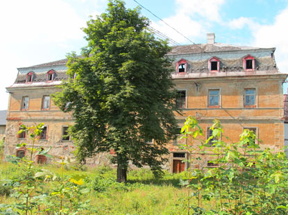 Das Schloss Altenteich macht einen sehr renovierungsbedrftigen Eindruck