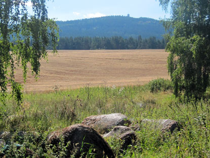 Auf dem Grenzweg zwischen Deutschland und Tschechien. Im Hintergrund der Berg Dylen