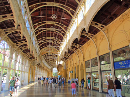 Der Wandelgang der " Neuen  Kolonnade"  in Marienbad