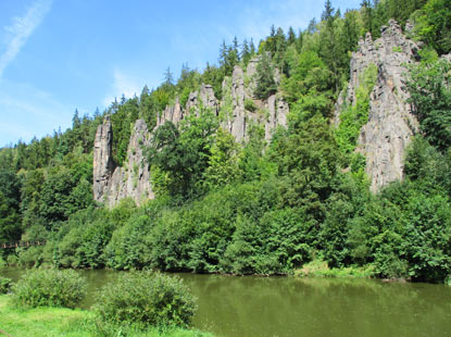 Hans Heiling Felsen liegt direkt am Ufer der Eger. Um diese Felsen ranken sich verschiedene Sagen.