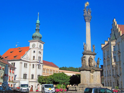 Der Marktplatz von Loket (Elbogen) mit dem Rathaus