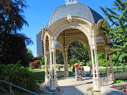 Pavillon mit einer Mineralsquelle in der Parkkolonnade