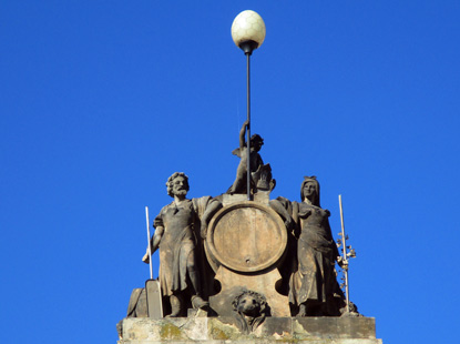 Aufsatz auf dem Eingangstor der Urquell-Brauerei