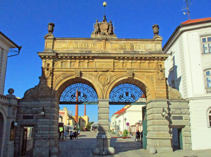 Das Eingangstor zur Pilsner Urquell-Bfrauereie wurde1892 zur 50 Jahrfeier der Brauerei gebaut. Heute das Wahrzeichen der Brauerei