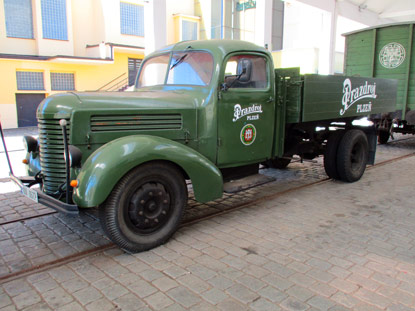 Im Hof der Pilsner Urquell-Brauerei stehen noch alte Fahrzeuge, mit denen das Bier frher ausgefahren wurde