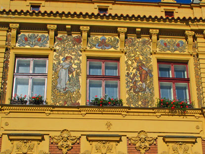 Fassade mit Jugenstil-Elementen im Zentrum der Pilsner-Innenstadt