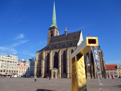 Die St. Barhtolomus Kathedrale auf dem Platz der Republik in Pilsen