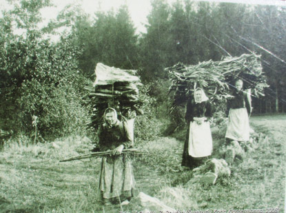 Grasweiber transportieren Futter fr das Vieh im ehemaligebn Ort Horn dnidla (Ober-Steindlberg)