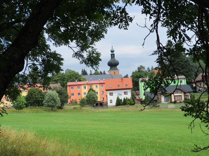 Blick auf den kleinen Ort Srni (Rehbach)