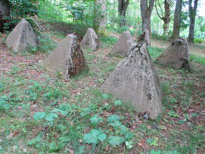 Panzersperren zur Grenzsicherung bei Debernik, einem Ortsteil von Zelezna Ruda