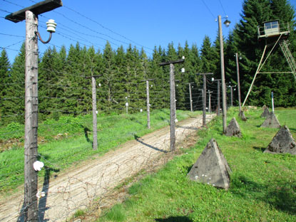Vom Hoterlinhaber nachgebildete Grenzsicherungsanlage bei in Bučina (Buchwald) 