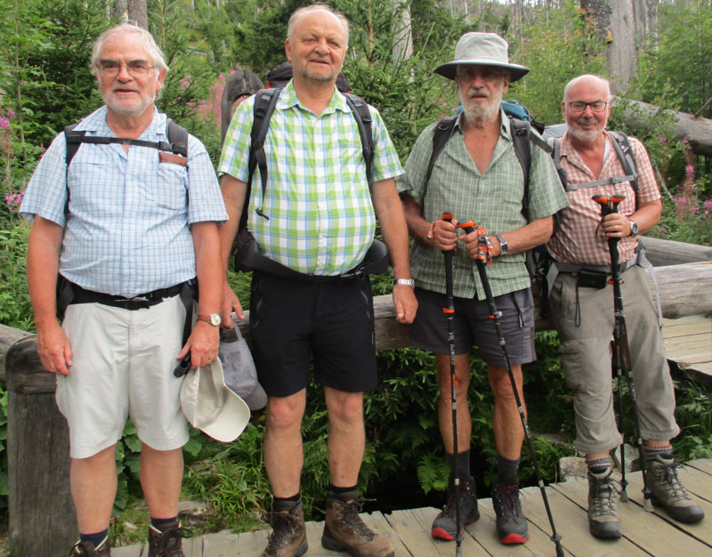 Quelle der "Warmen Moldau" (Pramen Vltava) bei Kvilda. Von links: Wolfgang, Felix, Klaus und Harald