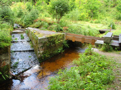 Aqudukt an der Rosenauer Kapelle, das den Jelen Bach mit dem Kanal verbindet. 