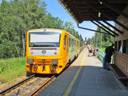 Der Bahnhof (Haltepunkt) von Nov doli (Neuthal) 