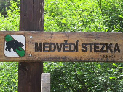 Hinweisschild fr den Medvěd Stezka (Brernpfad)