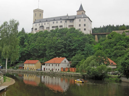 Die Burg Rosenberg liegt auf einem Ferlsen, der von 3 Seiten von der Moldau umflossern wird