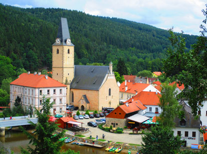 Vor dem Burgeingang hat man diesen Blick auf den kleinen Ort Rozmberk (Rosenberg) 