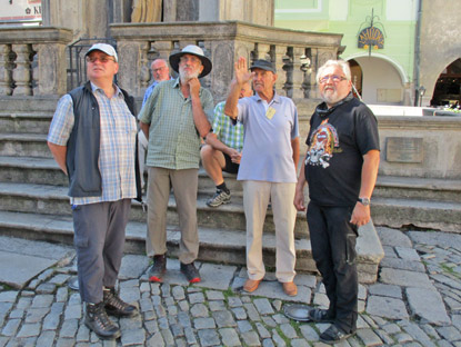 Wandergruppe vor der Mariensule auf dem Platz der Eintracht in  Česk Krumlov (Krummau)