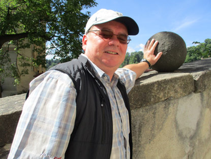 Dirk schiebt eine schwere Kugel