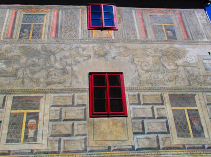 Malerverzierungen an der Auenfassade in der Kjovsk 54 in Česk Krumlov 